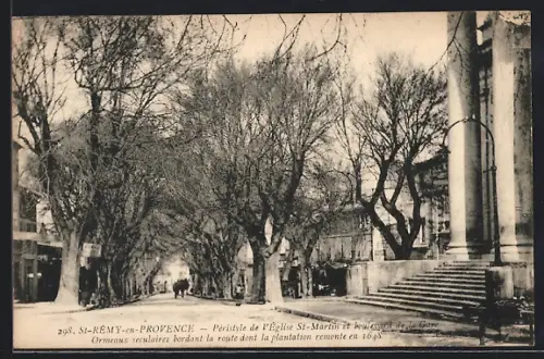 AK St-Rémy-en-Provence, Péristyle de l`Église St-Martin et boulevard de la Gare avec ormeaux séculaires