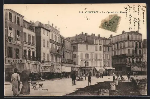AK La Ciotat, Le Quai du Port avec passants et commerces