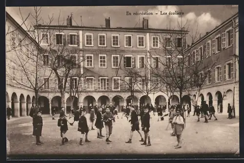 AK Marseille, En récréation, Les écoliers à l`Oratoire St-Léon