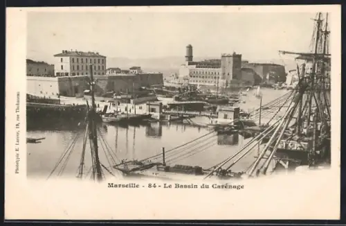 AK Marseille, Le Bassin du Carénage avec des navires et le fort en arrière-plan