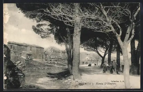 AK Mouriès, Hameau d`Hauture avec des passants sous les arbres