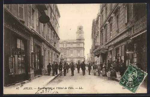 AK Arles, Rue Vauxull et l`Hôtel de Ville