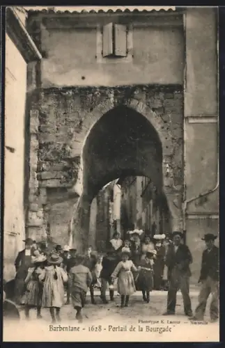 AK Barbentane, Portail de la Bourgade avec groupe de personnes devant l`arche historique