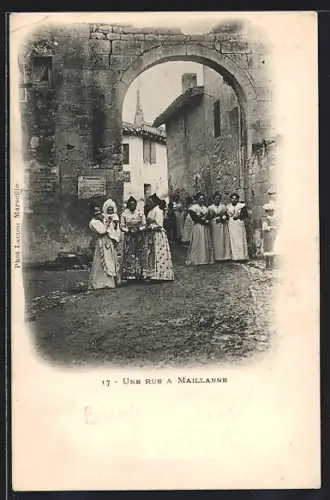 AK Maillanne, Une rue animée avec des habitants en costume traditionnel sous une arche en pierre