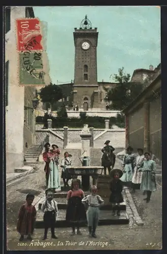 AK Aubagne, La Tour de l`Horloge avec des habitants devant une fontaine