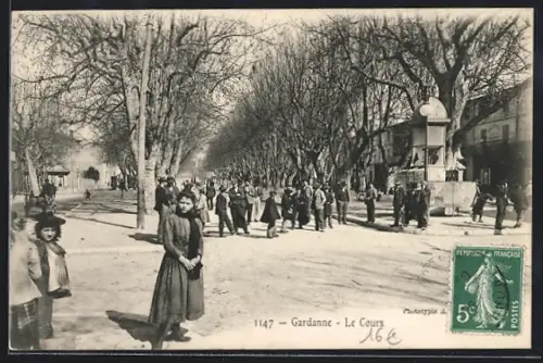 AK Gardanne, Le Cours animé avec passants et arbres alignés