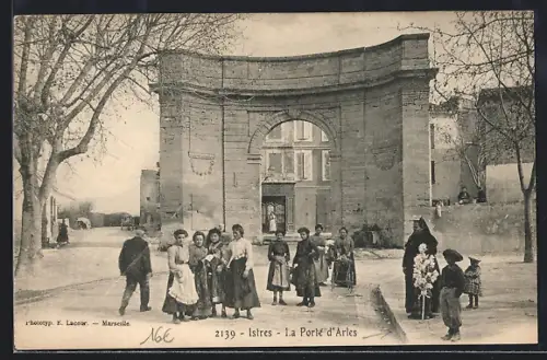 AK Istres, La Porte d`Arles avec groupe de personnes devant l`arche historique