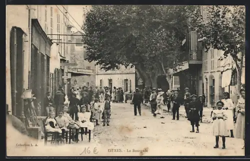 AK Istres, La Bourgade animée avec des habitants dans la rue principale