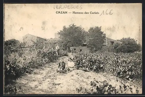 AK Cazan, Hameau des Carlats avec enfants et vignoble au premier plan