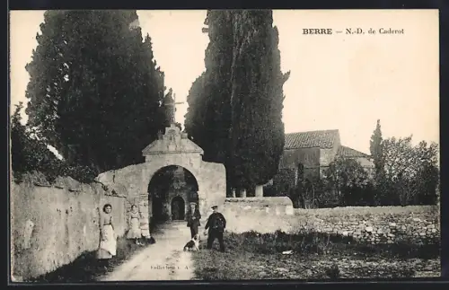 AK Berre, N.-D. de Caderot, Entrée du domaine avec personnages et cyprès majestueux