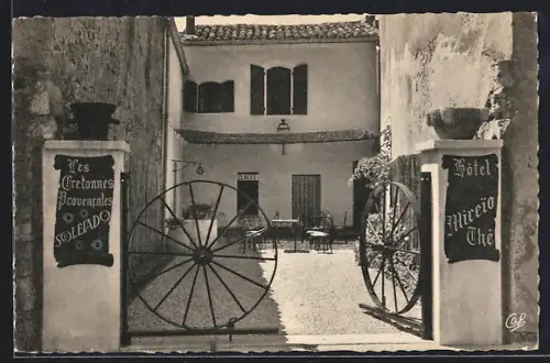 AK Les Saintes-Maries-de-la-Mer, Entrée et terrasse de l`Hôtel Mireio