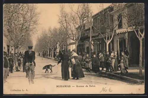 AK Miramas, Avenue de Salon avec passants et cycliste
