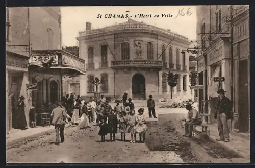 AK St Chamas, L`Hôtel de Ville et scène animée de rue