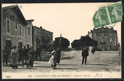 AK Port-Saint-Louis-du-Rhône, Place du Marché animée avec passants et bâtiments historiques
