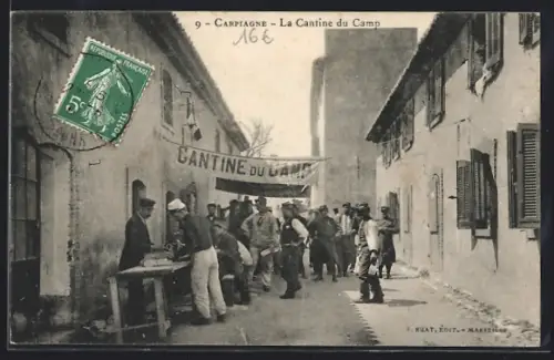 AK Carpiagne, La Cantine du Camp avec des soldats se rassemblant devant le bâtiment