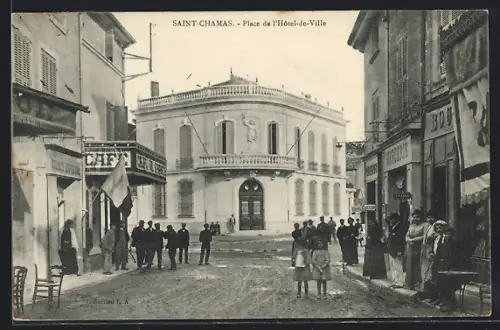 AK Saint-Chamas, Place de l`Hôtel-de-Ville avec habitants et commerces animés