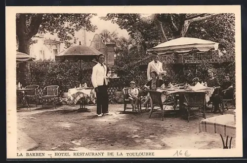 AK La Barben, Hôtel Restaurant de la Touloubre avec clients en terrasse