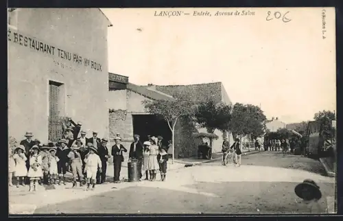 AK Lancon, Entrée, Avenue de Salon avec habitants devant un restaurant