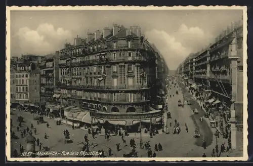 AK Marseille, Rue de la République animée avec passants et bâtiments élégants