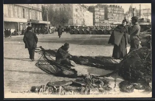 AK Marseille, Sur le Port, pêcheur réparant les filets