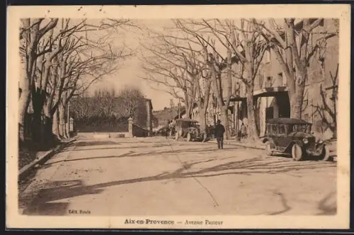 AK Aix-en-Provence, Avenue Pasteur avec voitures anciennes et arbres bordant la route