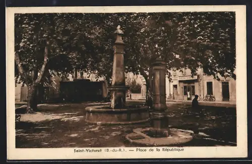 AK Saint-Victoret /B.-du-R., Place de la République avec fontaine et arbres ombragés