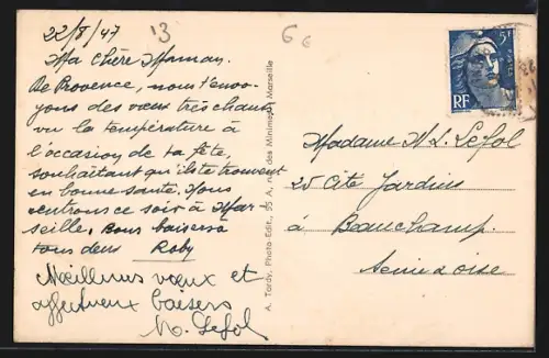 AK Saint-Victoret /B.-du-R., Place de la République avec fontaine et arbres ombragés