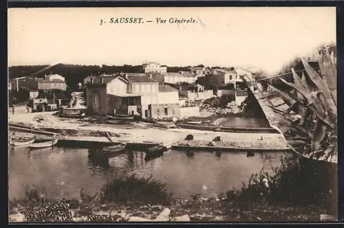 AK Sausset, Vue Générale du village avec bateaux sur la rive
