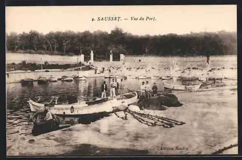 AK Sausset, Vue du Port avec bateaux et quais animés