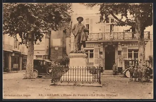 AK Arles, Place du Forum, Le Poète Mistral