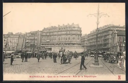 AK Marseille, Quai de la Fraternité, Rue de la République, scène animée avec passants et bâtiments historiques