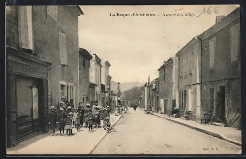 AK La Roque d`Anthéron, Avenue des Alliés avec des enfants jouant dans la rue