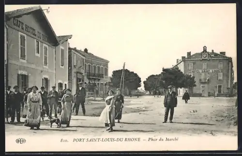 AK Port Saint-Louis-du-Rhône, Place du Marché avec passants et bâtiments historiques