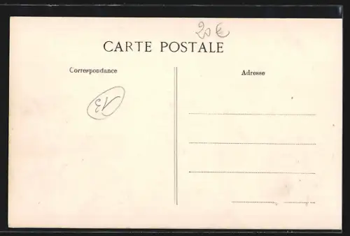 AK Port Saint-Louis-du-Rhône, Place du Marché avec passants et bâtiments historiques