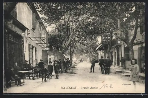 AK Maussane, Grande Avenue animée avec habitants et terrasses de café