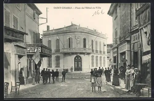 AK Saint-Chamas, Place de l`Hôtel-de-Ville animée avec des passants et des commerces