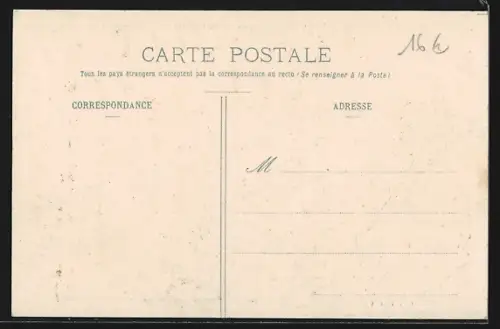 AK Saint-Chamas, Place de l`Hôtel-de-Ville animée avec des passants et des commerces