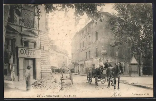 AK Aix-en-Provence, Rue Thiers avec coiffeur et calèche à cheval