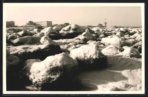 AK Wangerooge, Vereiste Küste mit Blick auf Nordseebad und Leuchtturm