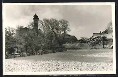 AK Wangerooge, Verschneite Ortsansicht mit Leuchtturm und Häusern
