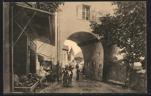 AK Kitzbühel, Stadttor mit Passanten