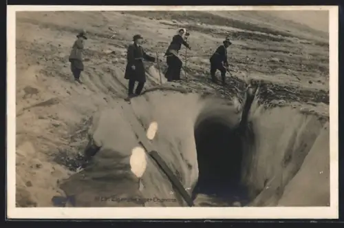 AK Bergsteiger über der Eisgrotte des Eigergletschers