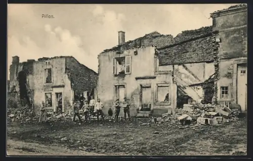 AK Pillon, Soldaten an den Kriegsruinen