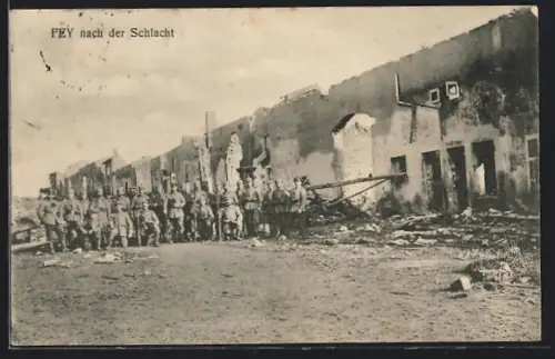 AK Pey, Soldaten posieren in der zerstörten Stadt