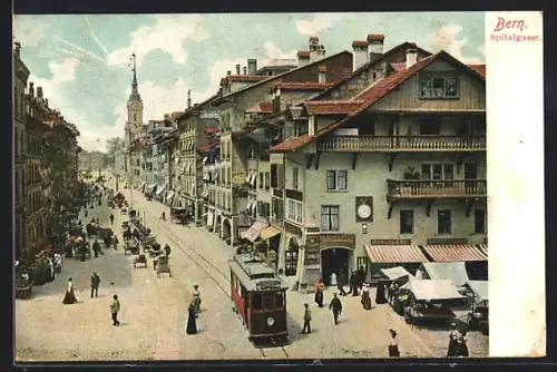 AK Bern, Strassenbahn in Fahrt auf der Spitalgasse, Geschäfte