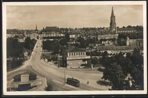 AK Bern, Strassenpartie aus der Vogelschau mit Strassenbahn