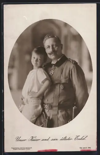 AK Kaiser Wilhelm II. mit Orden umarmt seinen ältesten Enkel