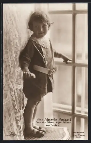 AK Prinz Alexander Ferdinand in jungen Jahren steht auf einem Stuhl am Fenster, Sohn d. Prinzen August Wilhelm v. Preusse