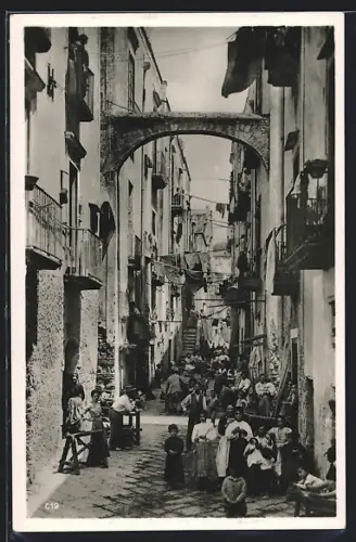 AK Neapel, Gassenleben, Geschäfte und trocknende Wäsche