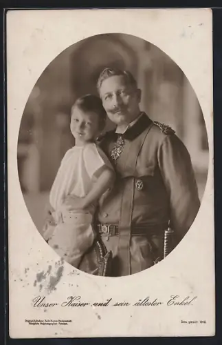 AK Kaiser Wilhelm II. mit Orden umarmt seinen ältesten Enkel